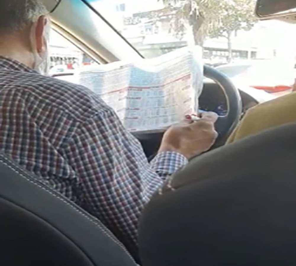 İstanbul’da trafikte at yarışı oynayan taksici yakalandı