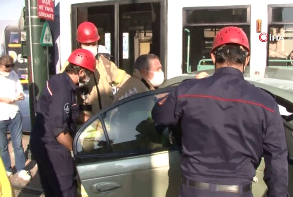 İstanbul’da tramvay ile otomobil çarpıştı