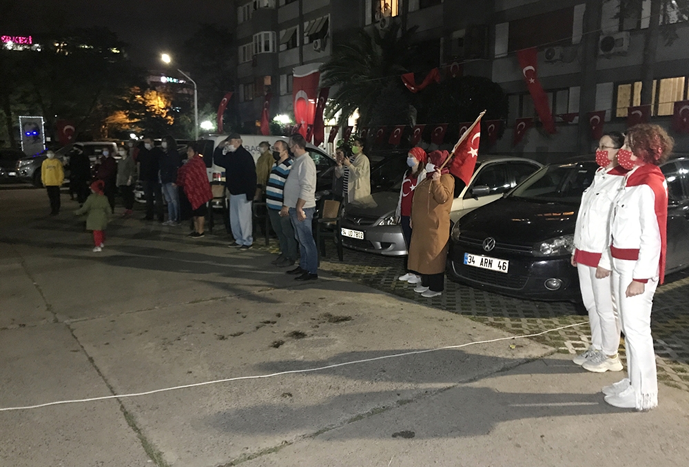 İstanbul’da vatandaşlar 19.23’te İstiklal Marşı okudu