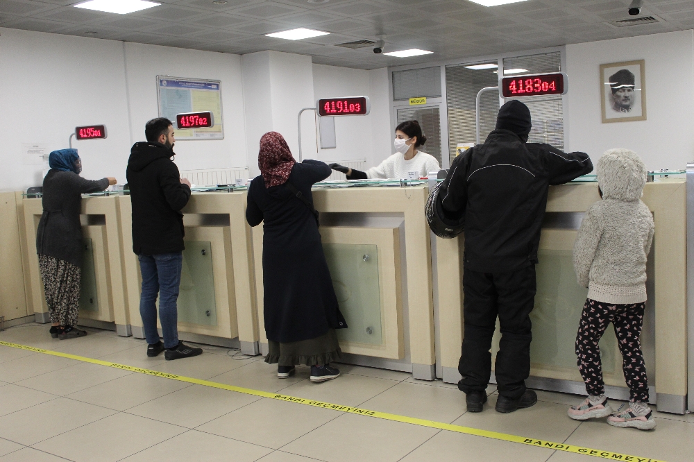 İstanbul’da vatandaşlar bin TL yardım parasını almaya başladı