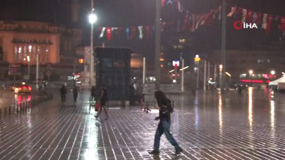 İstanbul’da vatandaşlar yağmura hazırlıksız yakalandı