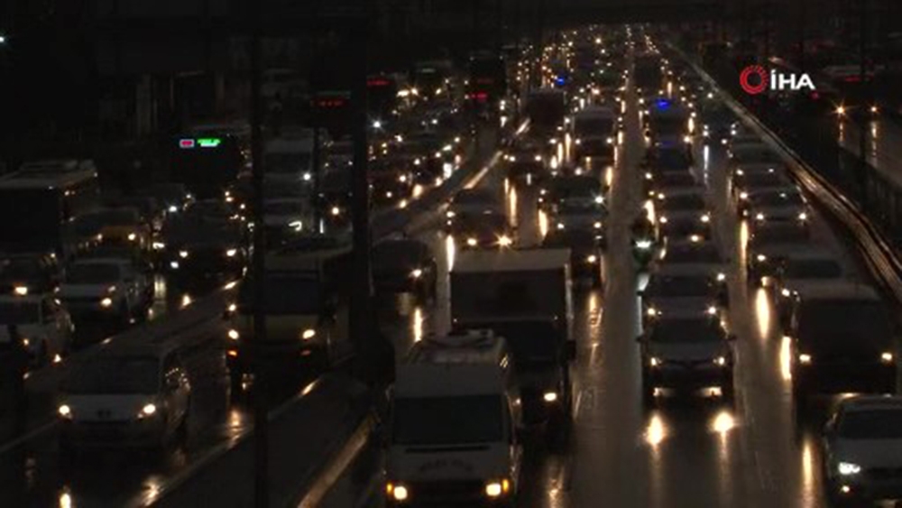 İstanbul’da yağmur trafiği felç etti