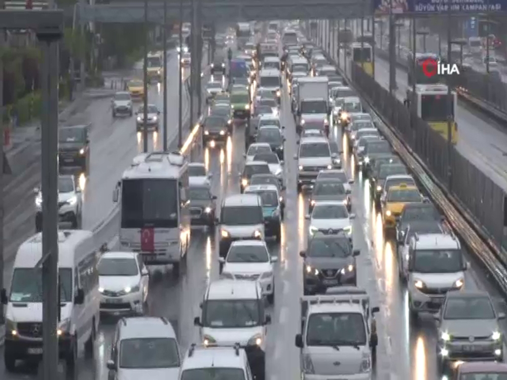 İstanbul’da yağmur trafiği olumsuz etkiledi