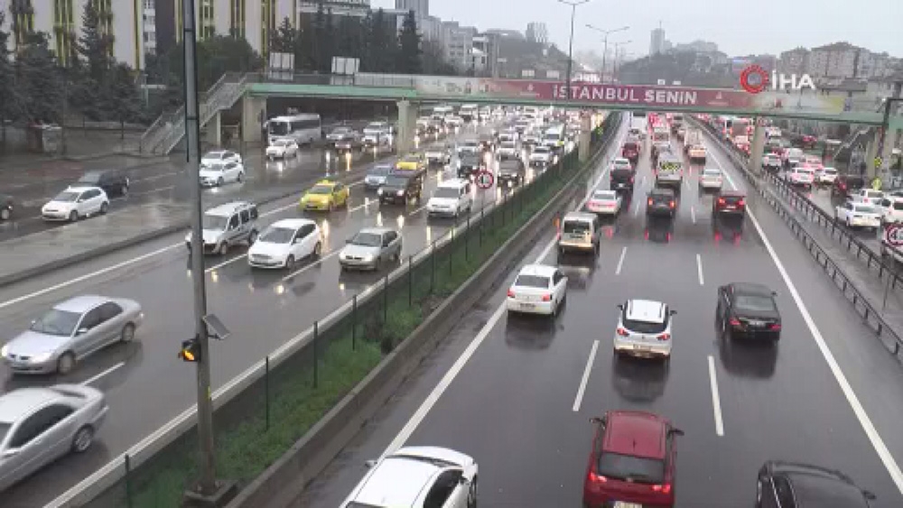 İstanbul’da yağmur trafik yoğunluğuna neden oldu