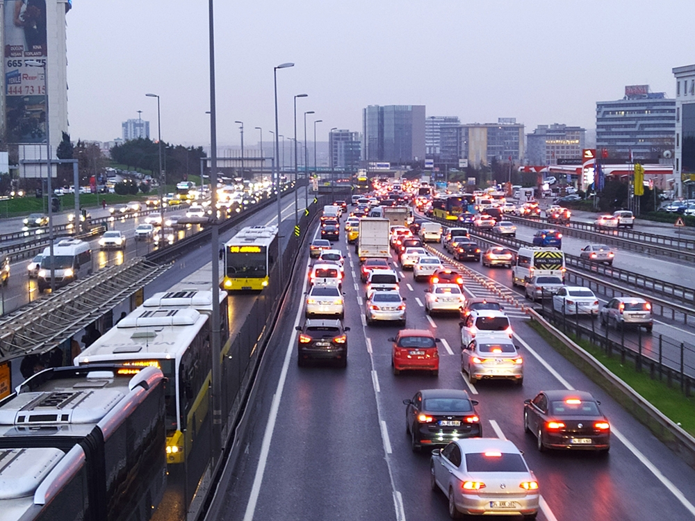 İstanbul’da yağmur ve mesai sonrası trafik yoğunluğu