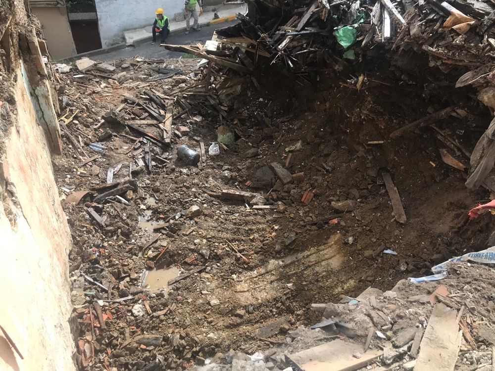 İstanbul’da yanmış kafatasının bulunduğu enkazdan insan kemikleri çıktı