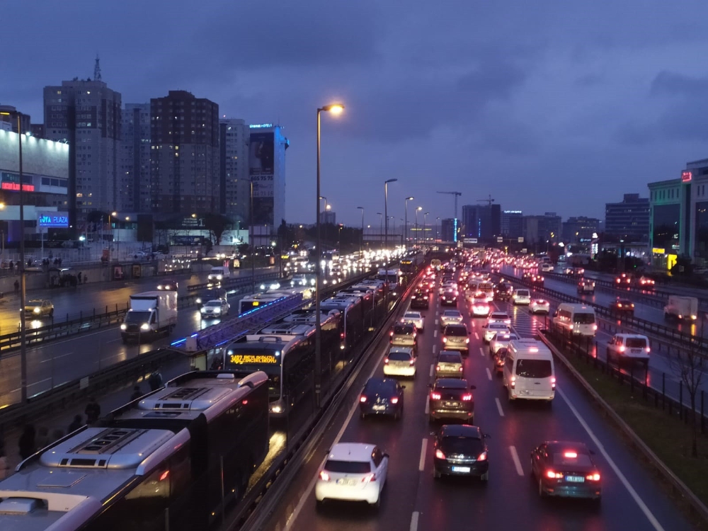 İstanbul’da yarıyıl tatili ve olumsuz hava trafiği kilitledi