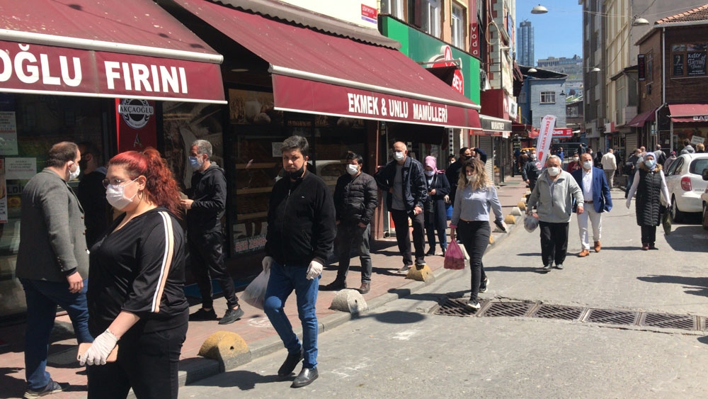 İstanbul’da yasağa saatler kala vatandaşlar alışverişe akın etti