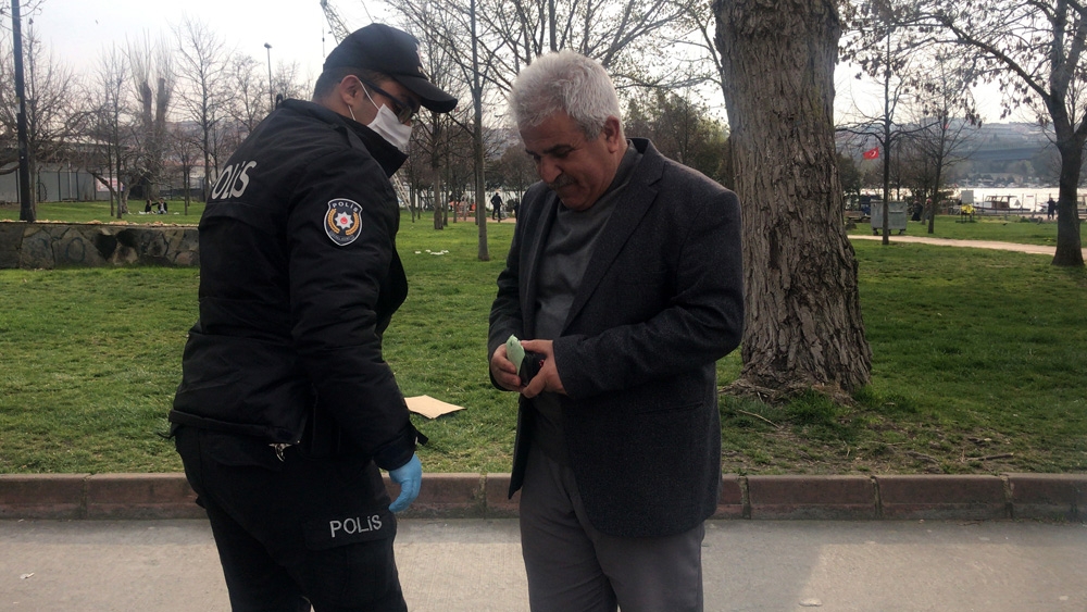 İstanbul’da yasağa uymayan yaşlılar ilginç görüntüler oluşturdu