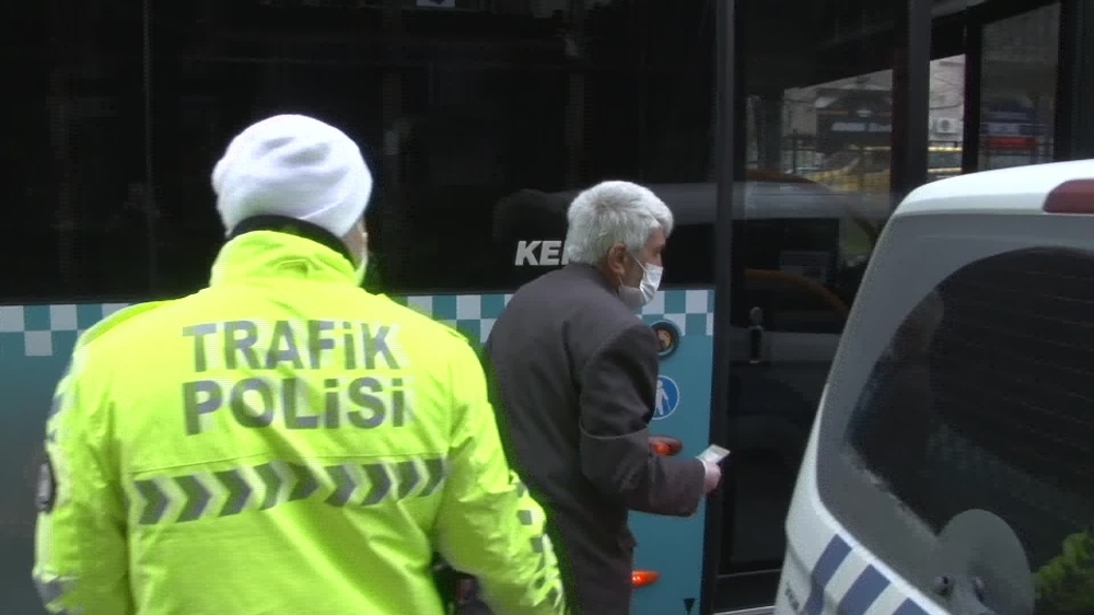 İstanbul’da yaşlı adamın otobüs şoförleriyle imtihanı