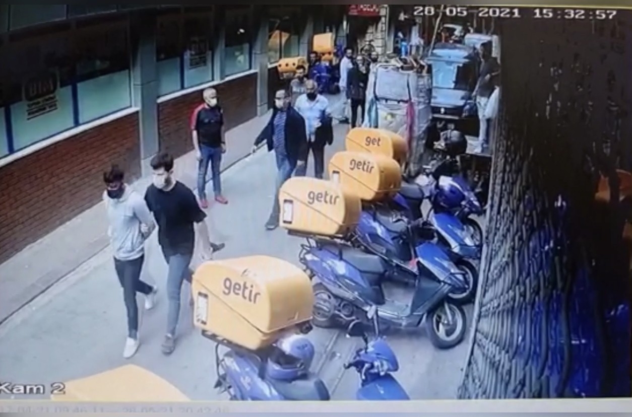 İstanbul’da yaşlı kadını “FETÖ” yalanıyla dolandıran şahsa suçüstü baskını kamerada