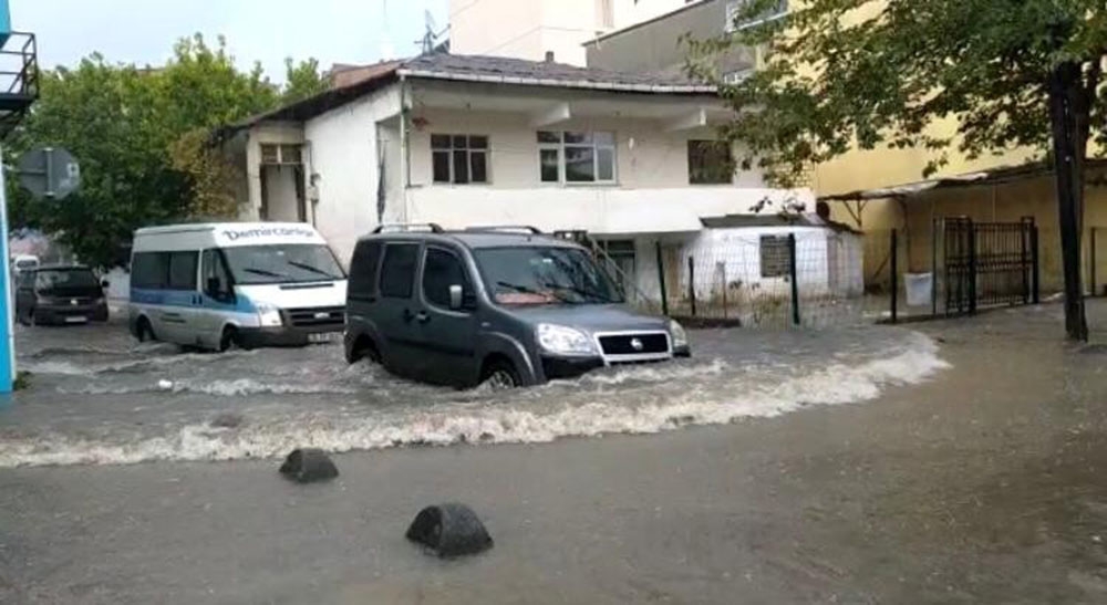 İstanbul’da yoğun yağış etkili oldu, yollar göle döndü