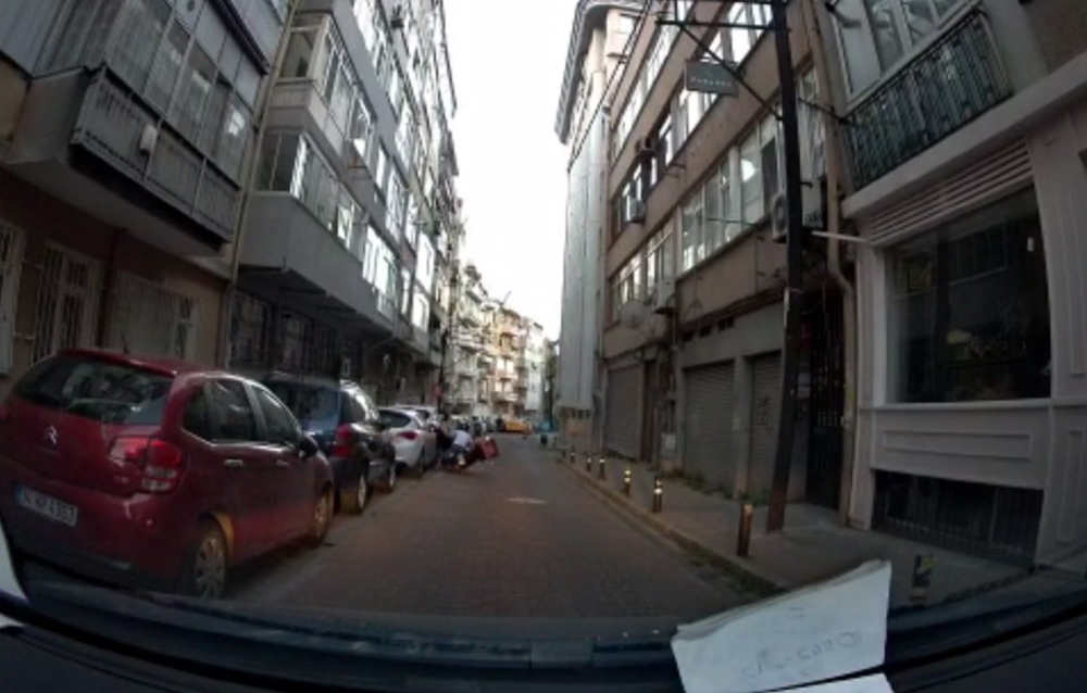 İstanbul’da yürekleri ağza getiren kaza kamerada