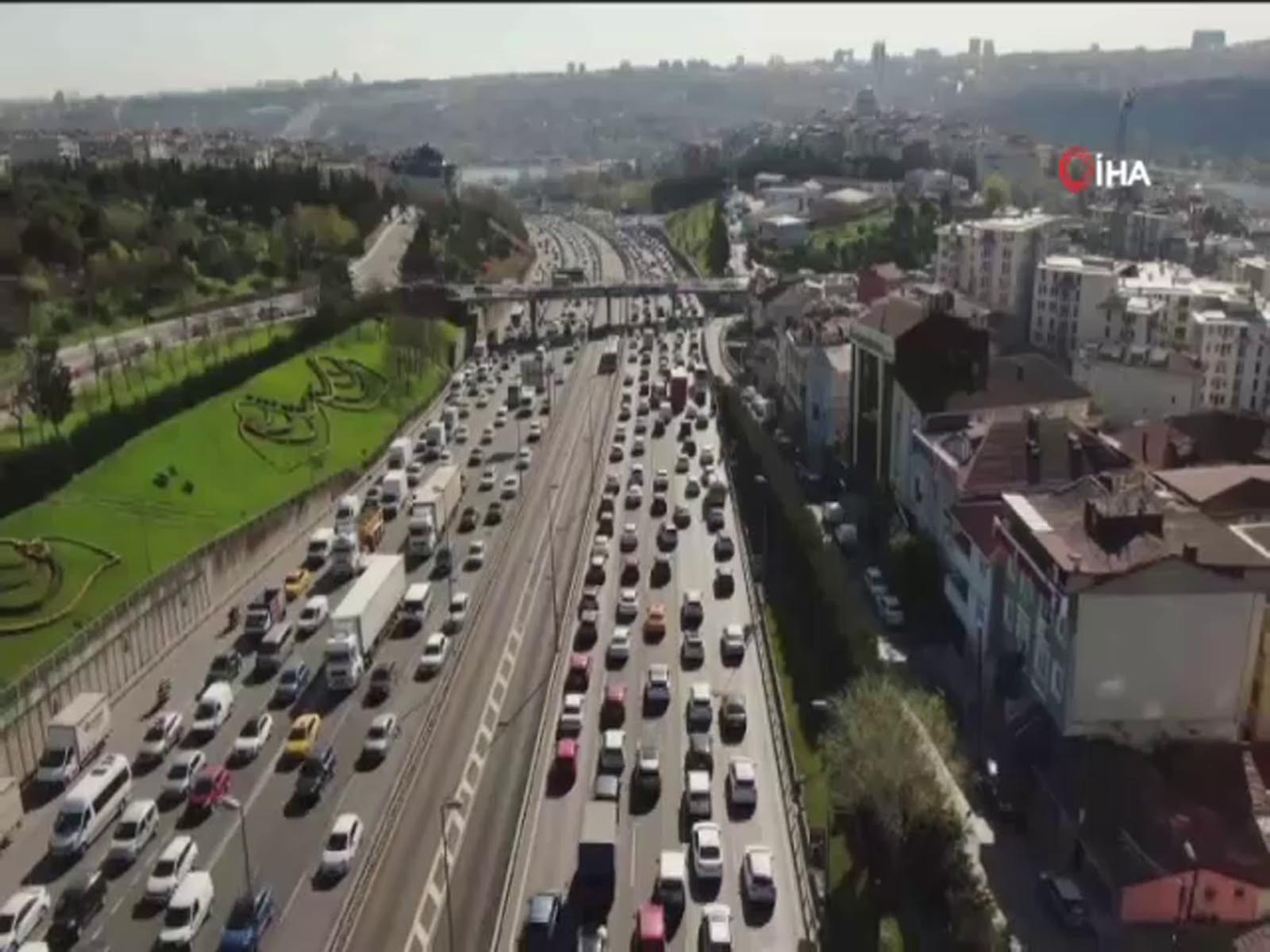 İstanbul’da yüzde 74’lere ulaşan trafik yoğunluğu havadan görüntülendi