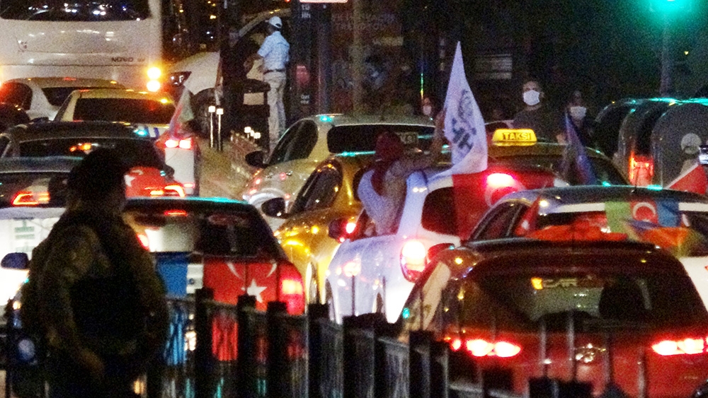 İstanbul’da yüzlerce araçla Azerbaycan’a destek konvoyu
