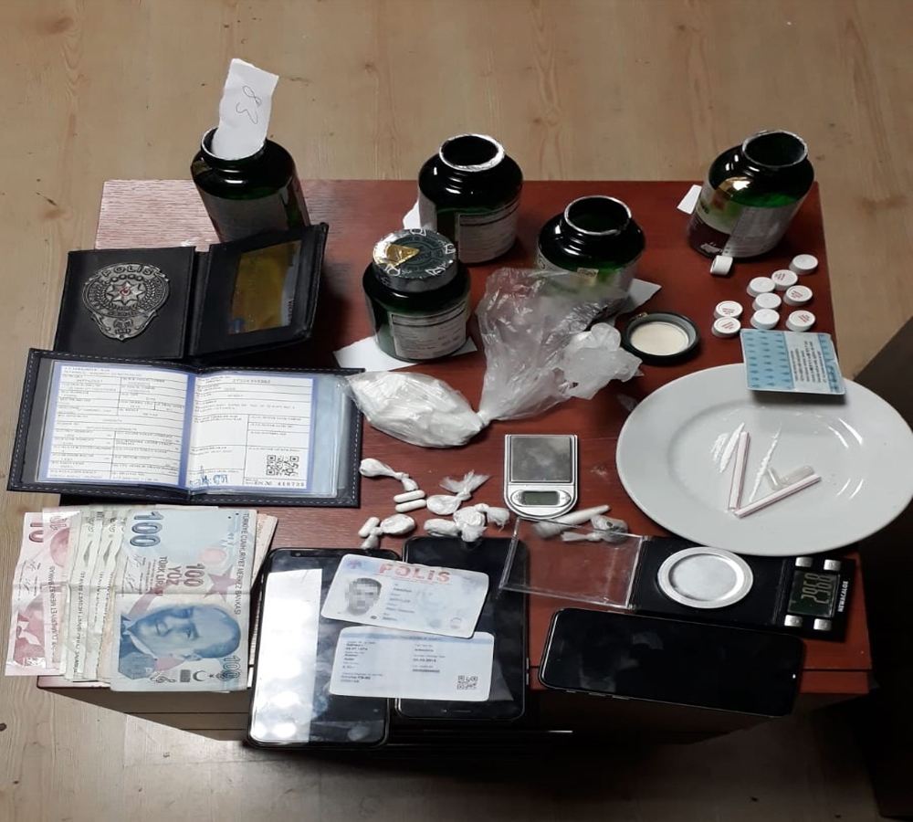 İstanbulda Zehir Taciri Eski Polisin Evinden Kokain Ve Ecstasy Çıktı