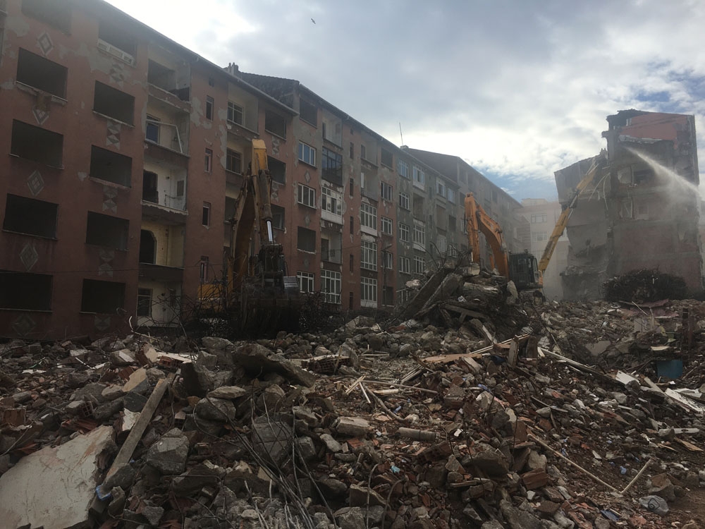 İstanbul’daki depremde hasar gören binaların yıkımına başlandı