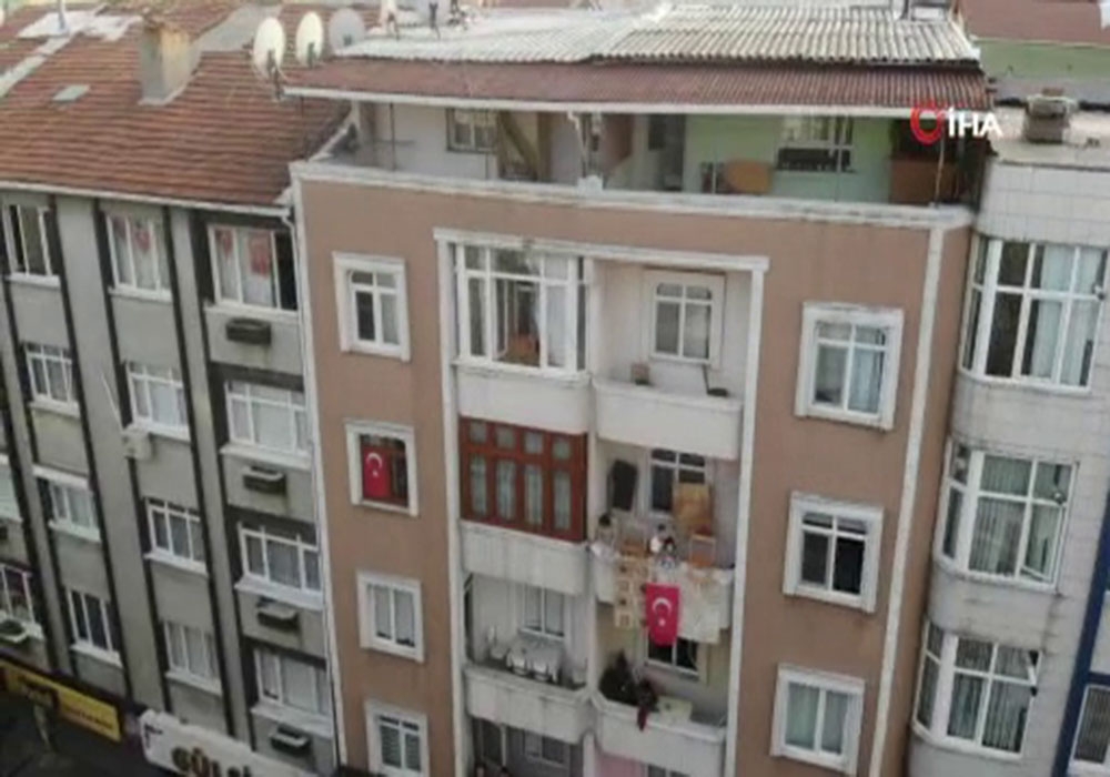İstanbullular 19 Mayıs’ı balkon ve camlara çıkarak kutladı