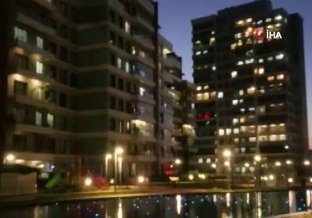 İstanbullular balkonlara ve pencerelere çıkarak 23 Nisan’ı kutladı