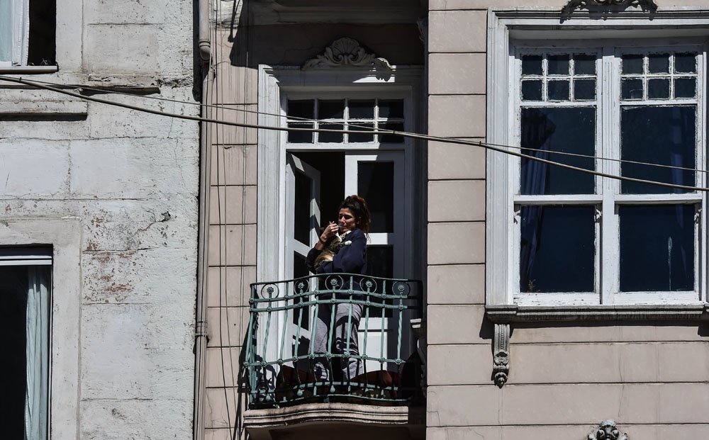 İstanbullular can dostları ile balkonlarda güneşleniyor
