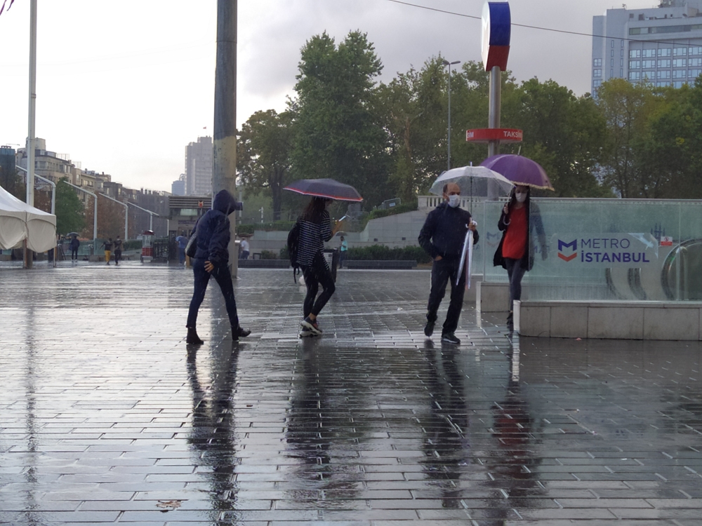 istanbullular güne sağanak yağmurla başladı