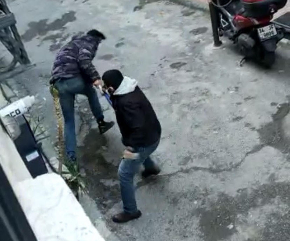 İstanbul’un göbeğinde antikacının ağır yaralandığı kavga kamerada