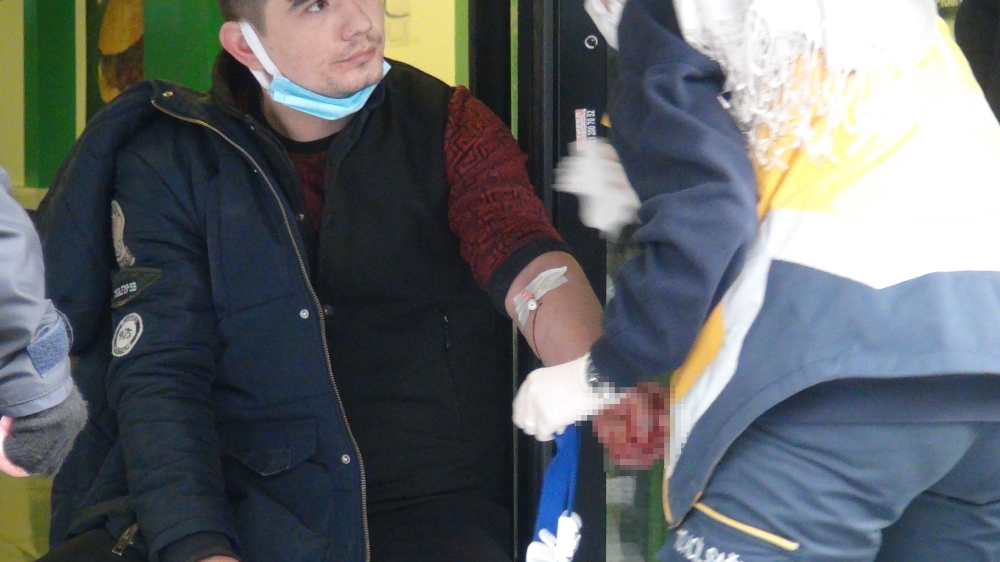 İstanbul’un göbeğinde bıçaklı saldırgan dehşet saçtı: 3 yaralı