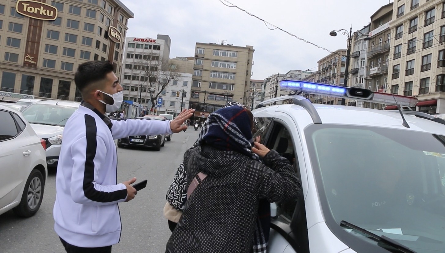 İstanbul’un göbeğinde dilenci kadınlarla gencin “taciz” kovalamacası kamerada