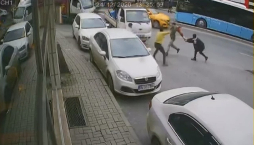 İstanbul’un göbeğinde dubalı, sopalı ve bıçaklı meydan kavgası kamerada