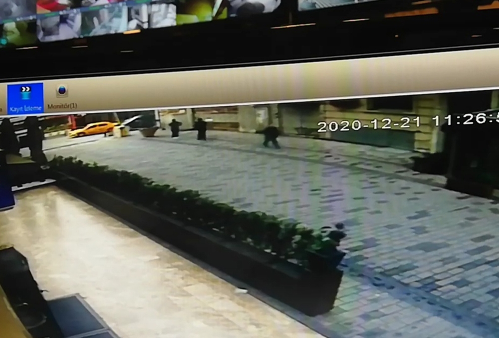 İstanbul’un göbeğinde gasp anları kamerada