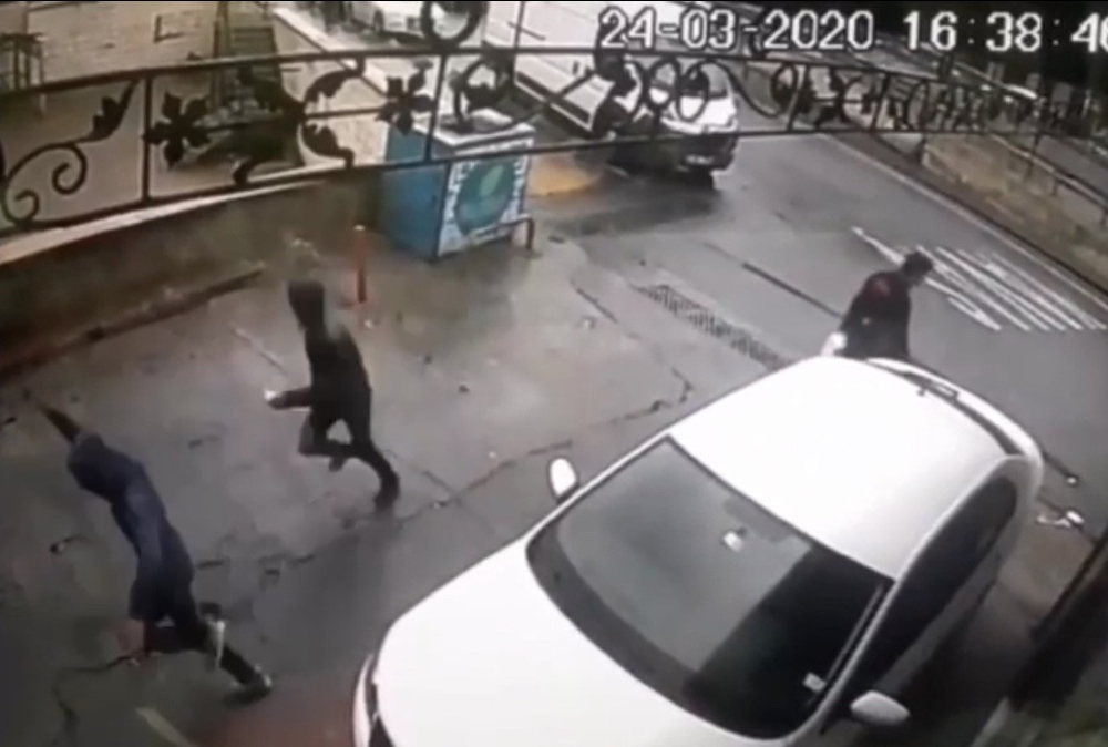 İstanbul’un göbeğinde güpegündüz kapkaç dehşeti kamerada
