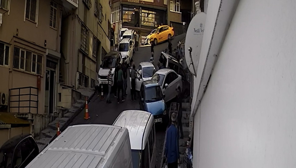 İstanbul’un göbeğinde korku dolu anlar: İşçiler ölümden saniyelerle kurtuldu