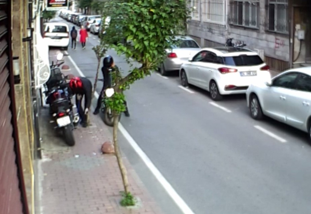 İstanbul’un göbeğinde saniyeler içerisindeki motosiklet hırsızlıkları kamerada