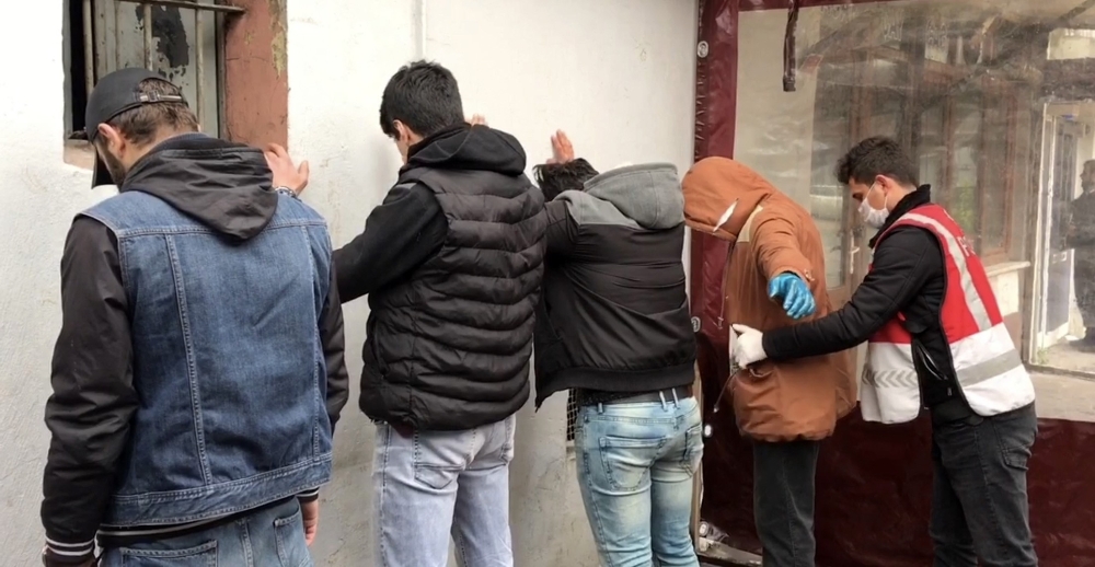 İstanbul’un göbeğinde sosyal mesafe uygulamasında torbacılara suçüstü