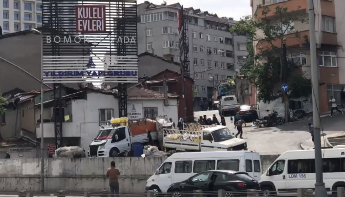 İstanbul’un göbeğinde taş, sopa ve pompalı tüfekli kavga kamerada