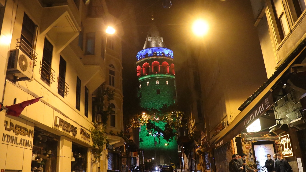 İstanbul’un köprüleri Azerbaycan bayrağı renklerine büründü