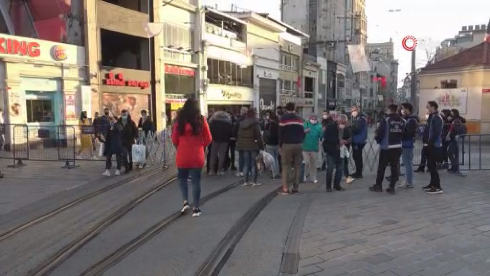İstiklal Caddesi kısıtlamayla birlikte turistler kaldı
