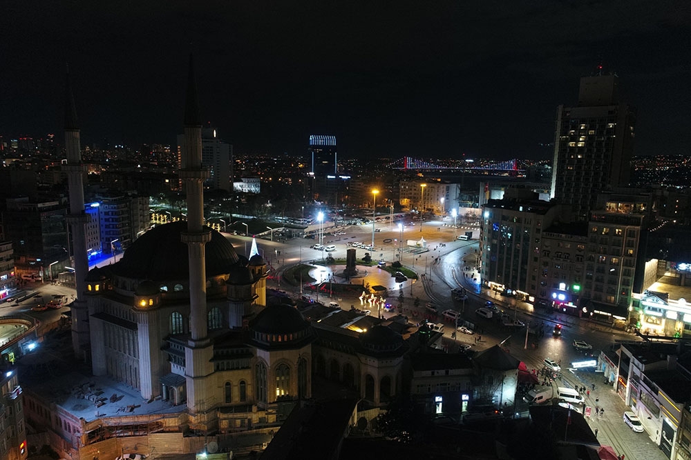 İstiklal Caddesi ve Taksim Meydanı geçtiğimiz yılın aksine bu yılbaşında sessizliğe büründü