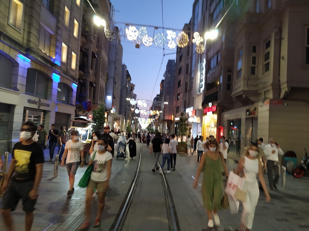 İstiklal Caddesi ve Taksim Meydanı’nda korona virüs tedbirleri unutuldu