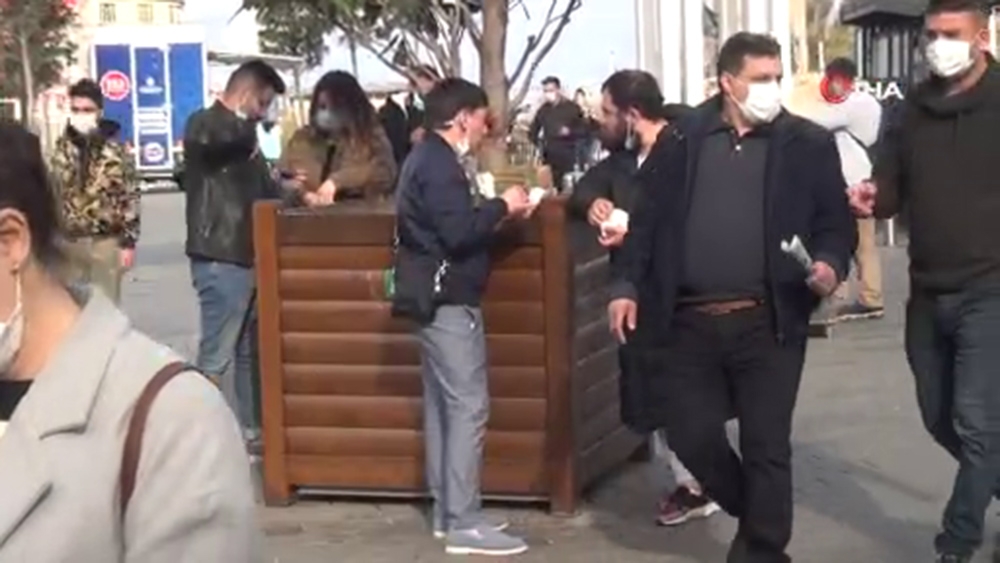 İstiklal Caddesi’nde büfeler önünde yemek yeme yoğunluğu