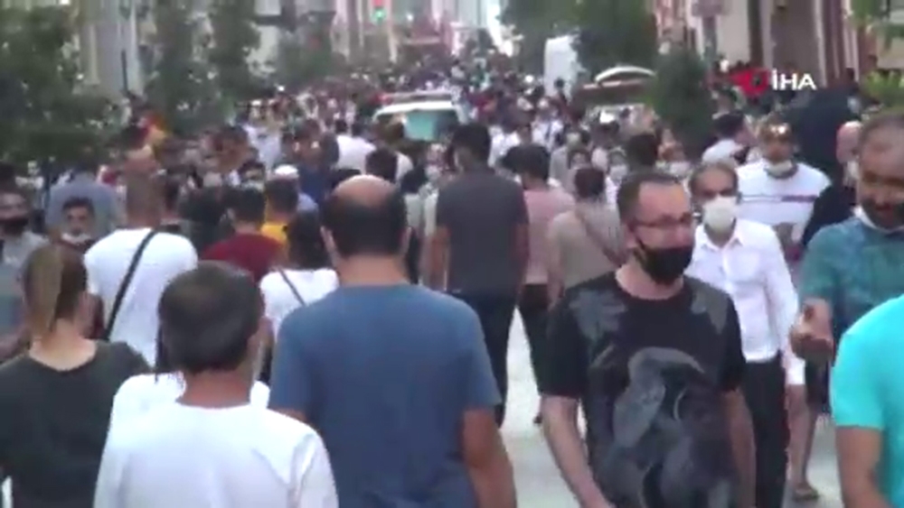 İstiklal Caddesi’nde dikkat çeken bayram yoğunluğu