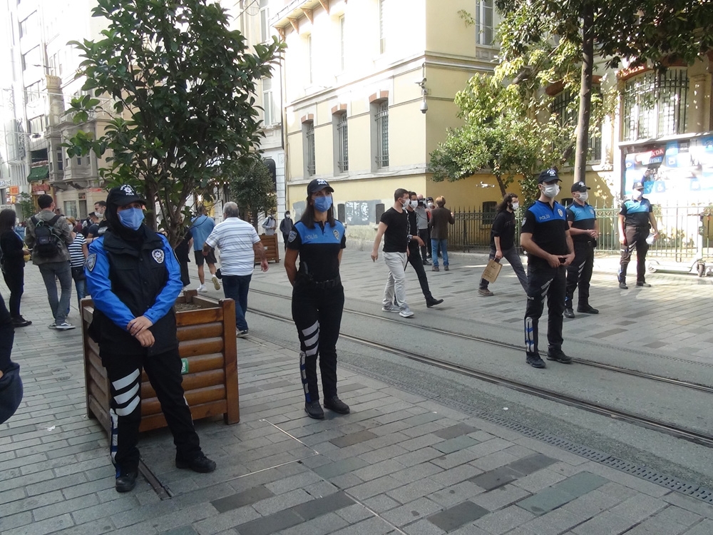İstiklal Caddesinde drone destekli korona virüs denetimi
