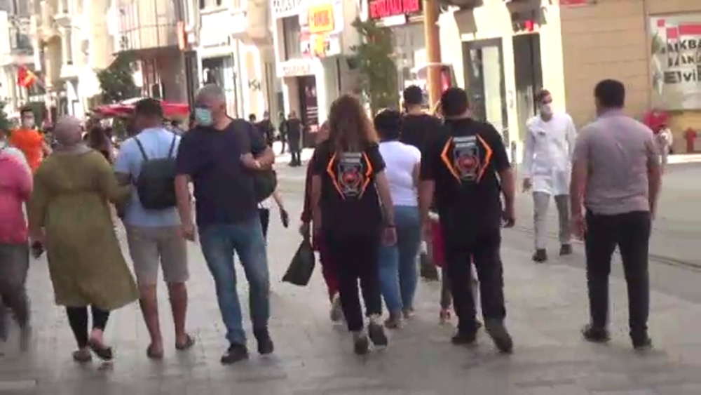 İstiklal Caddesi’nde droneli korona virüs denetimi