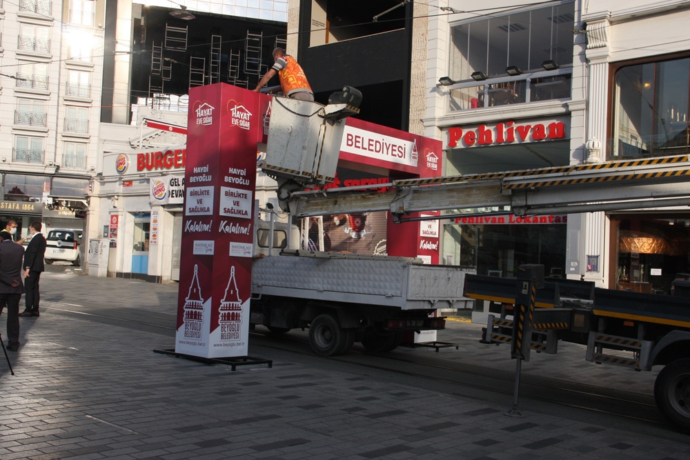 İstiklal Caddesi’nde gerginliğe neden olan Tak kaldırıldı