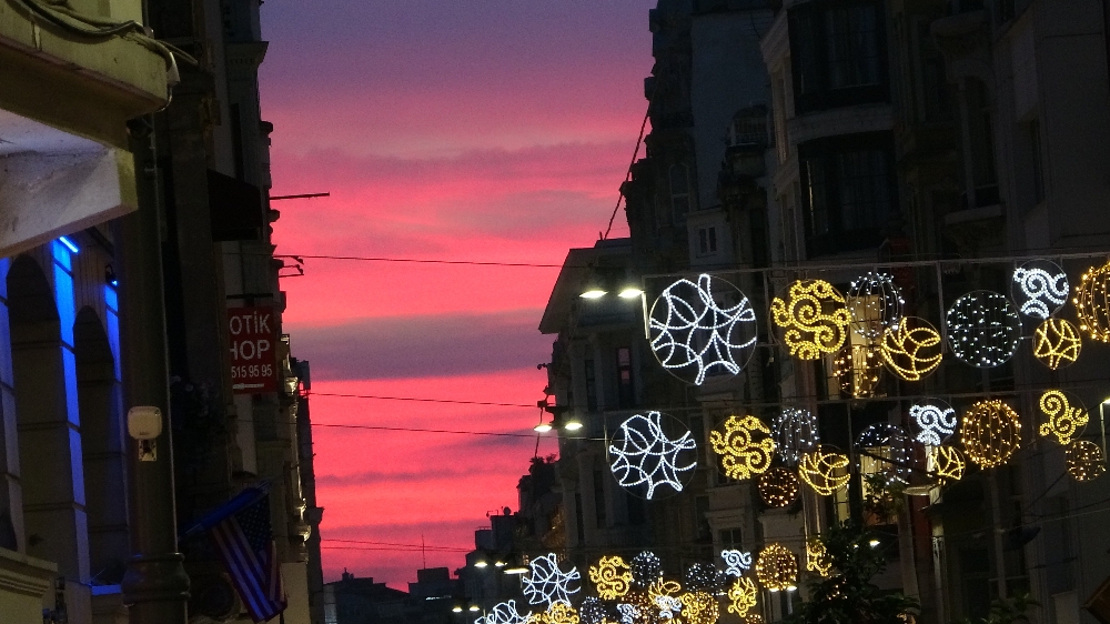 İstiklal Caddesi’nde gün batımı manzarası hayran bıraktı