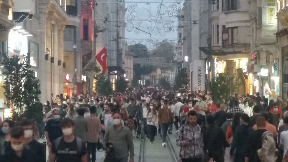 İstiklal Caddesi’nde hafta sonu yoğunluğu