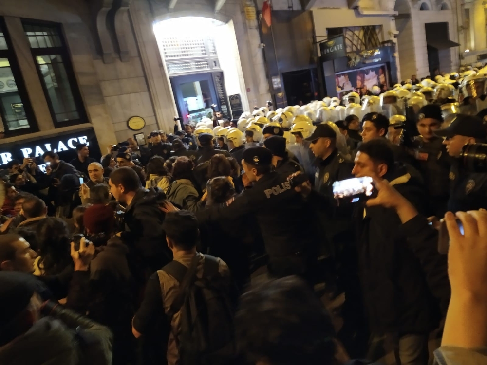 İstiklal Caddesi’nde izinsiz yürümek isteyen kadınlara müdahale