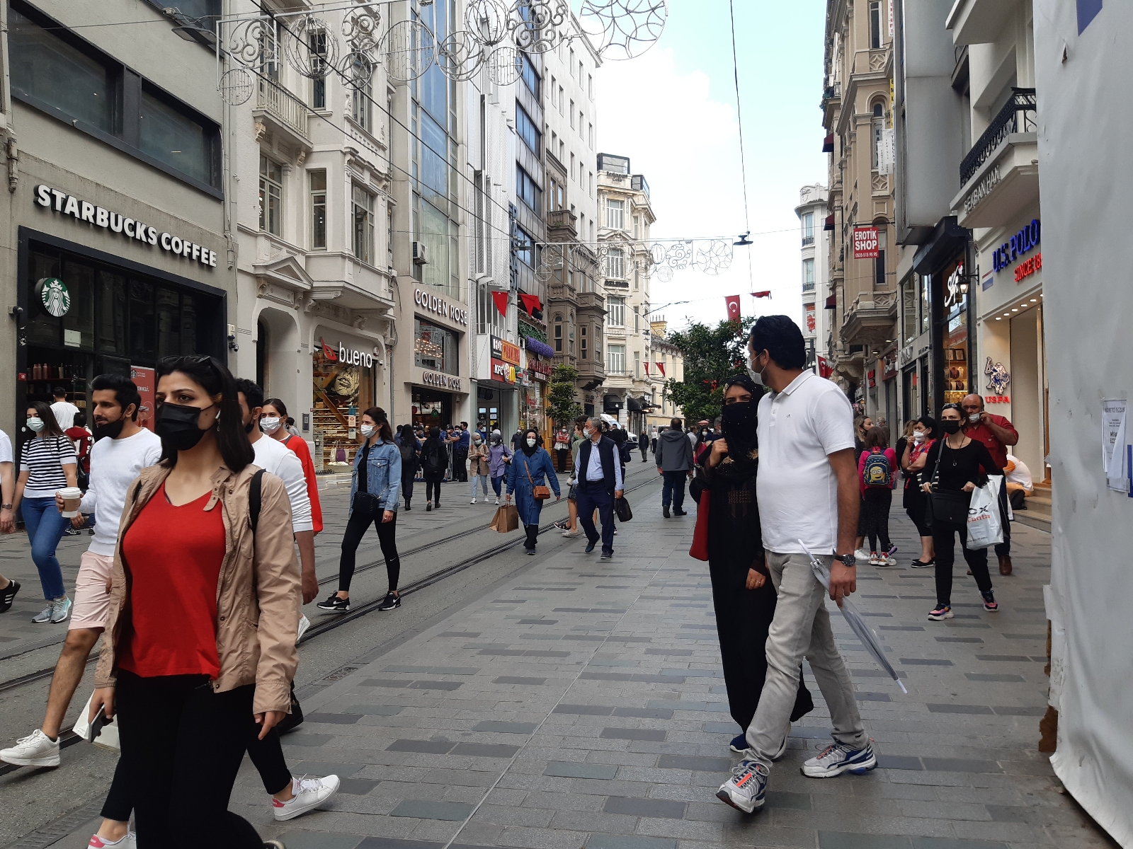 İstiklal Caddesi’nde kısıtlamasız ilk Cumartesi yoğunluğu