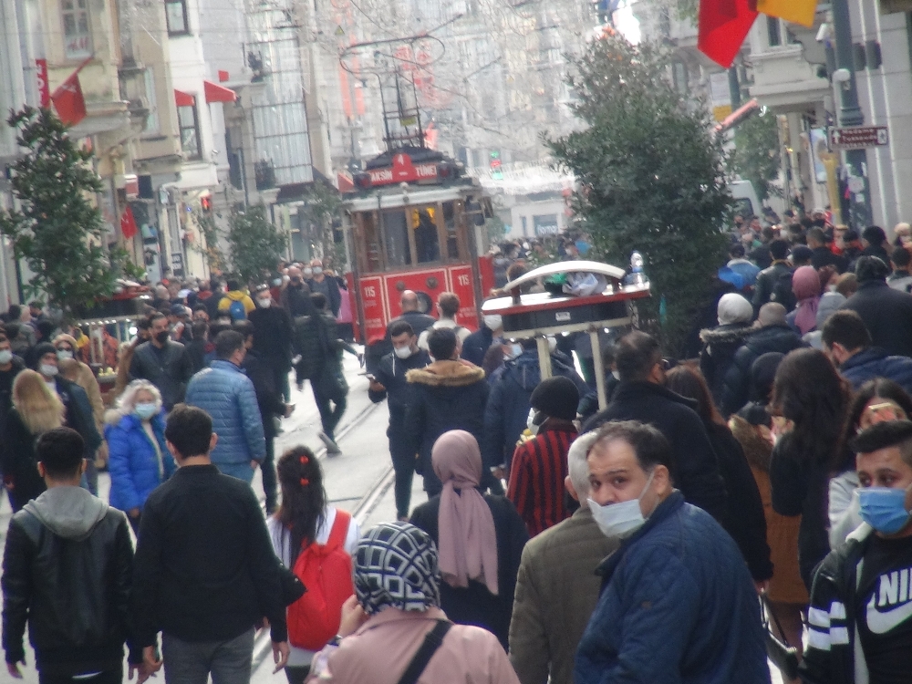 İstiklal Caddesi’nde korona virüs ve sigara denetimi