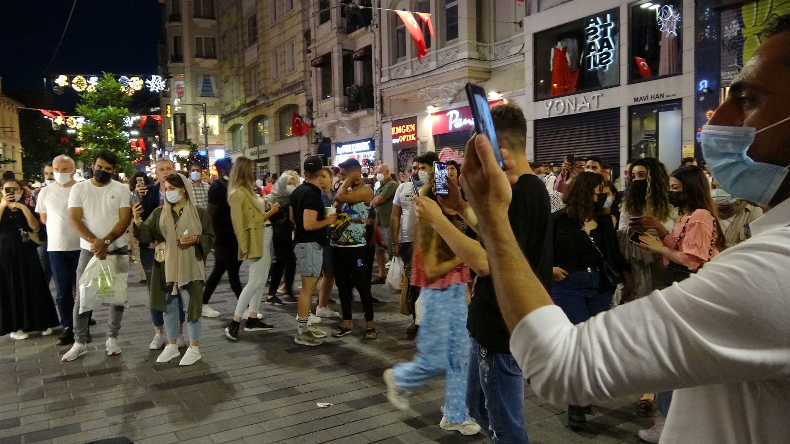 İstiklal Caddesi’nde maske ve mesafe unutuldu, halaylar çekildi